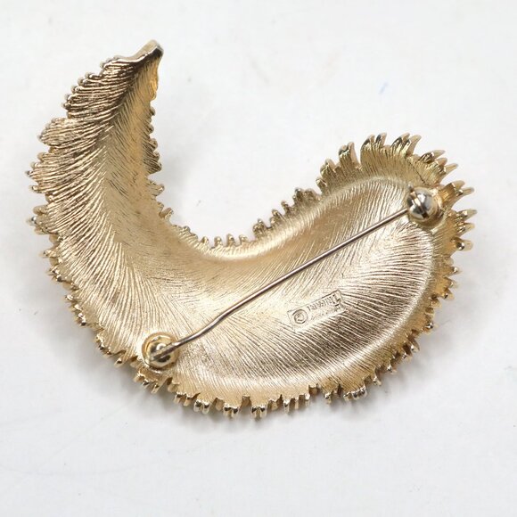 Vintage CROWN TRIFARI Signed Gold Tone Textured Feather Brooch Pin Mid-Century - Picture 2 of 11